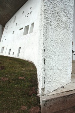 Cracked chapel. (Photo by William J.R. Curtis)
