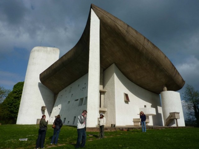 Chapel at Ronchamp (1962). (coloradorotarygoestofrance.wordpress.com)