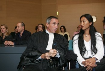Sam Rindy with her attorney in French courtroom. (art-damaged.tumblr.com)