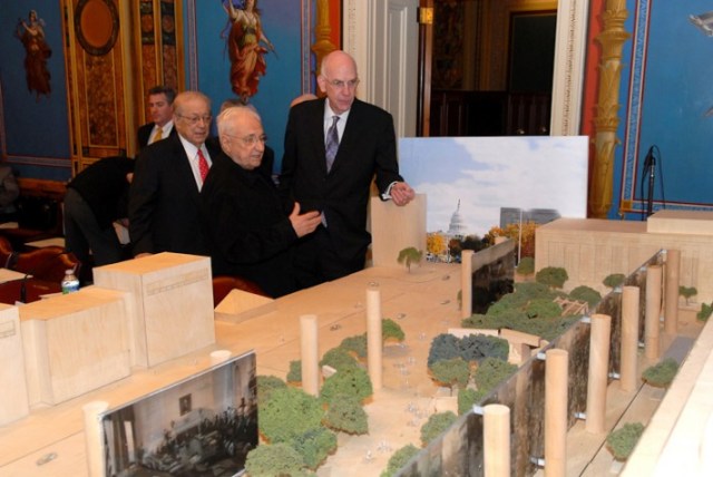 Frank Gehry shows memorial design to members of Eisenhower Memorial Commission in 2011, when confidence in its prospects was still very high. (beloblog.com)