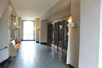 Gloria Dei, upper lobby