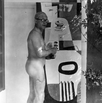 Le Corbusier painting in the nude. (thecharnelhouse.org)