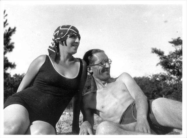 Le Corbusier with another woman, his wife Yvonne Gallis, at Le Piquey in 1930. (nicholasfoxweber.com)
