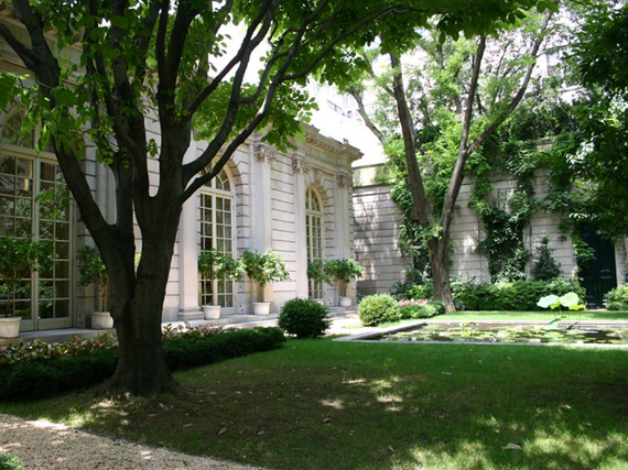 Viewing Garden and Pavilion seen from E. 70th Street. (Photo by Michael Dunn)