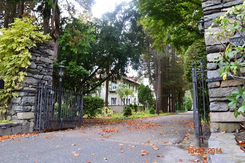 Through gateway at 440-460 Rochambeau, the Granoff estate on Blackstone Boulevard. (Photo by Yisrael Yavner)
