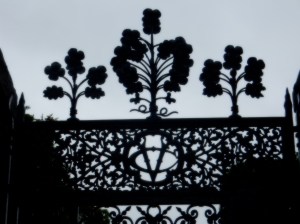 Entry gate ornament at corner of Blackstone and Rochambeau. (Photo by David Brussat)