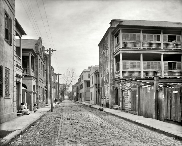 Tradd Street in Charleston, circa 1910. (shorpy.com)
