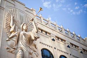 Angels trumpeting at Bass Hall. (gopixpic.com)