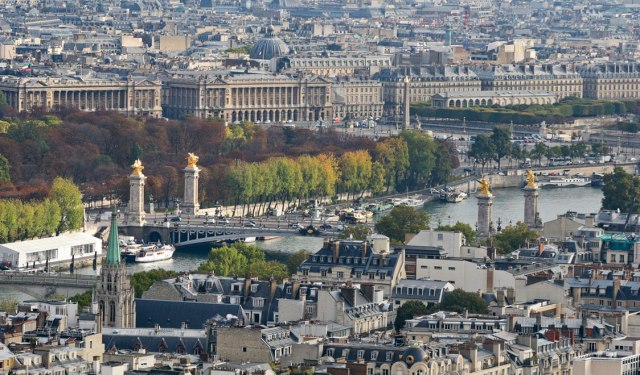 Paris along the Seine. (swide.com)