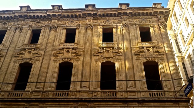 A building facade of exquisite unorthodoxy. (Skyscraper City)