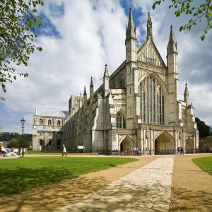 Winchester Cathedral. (hotelduvin.com)